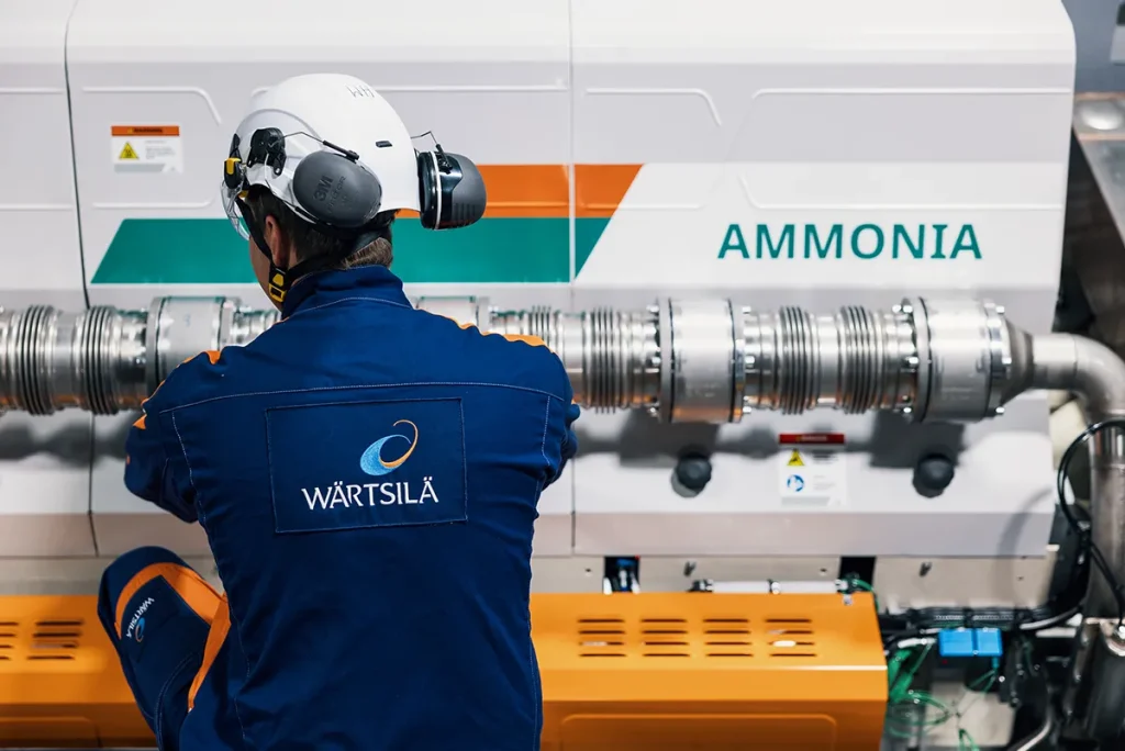 Montör arbetar vid en ammoniakmotor hos Wärtsilä