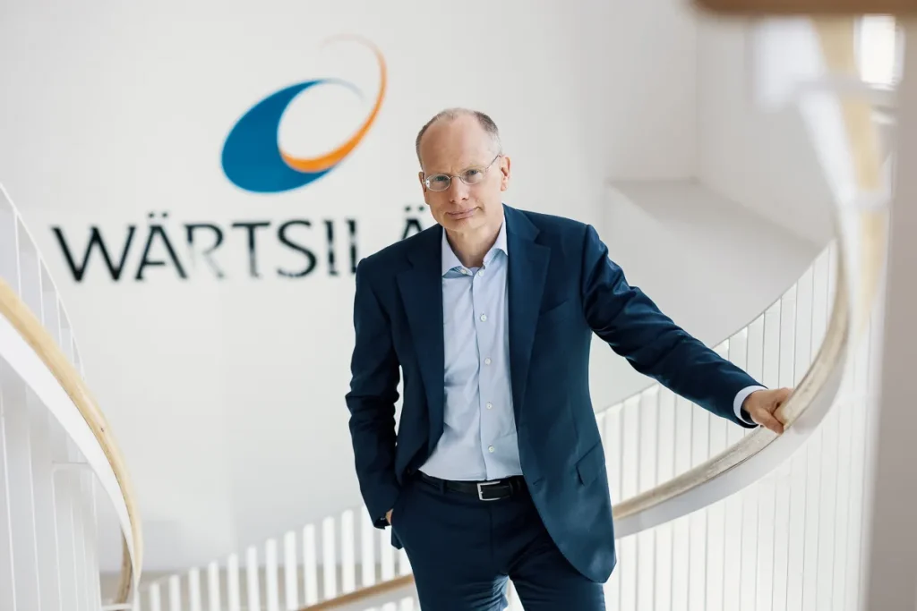 Porträtt av Håkan Angnevall i en trappa hos Wärtsilä.