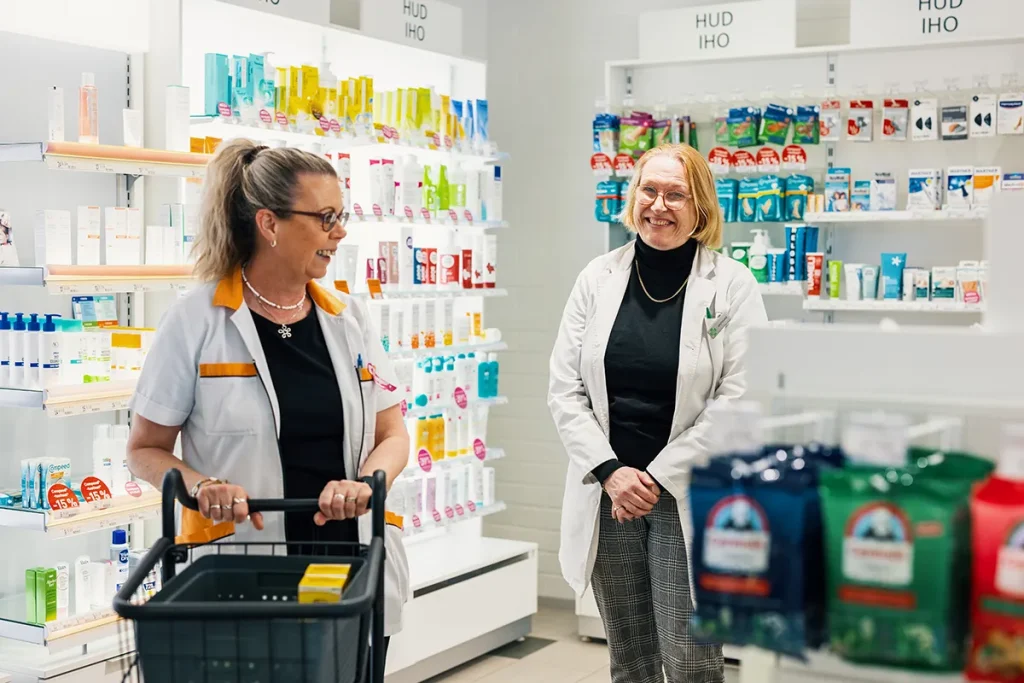 Två personer i butiksmiljö vid reportageuppdrag