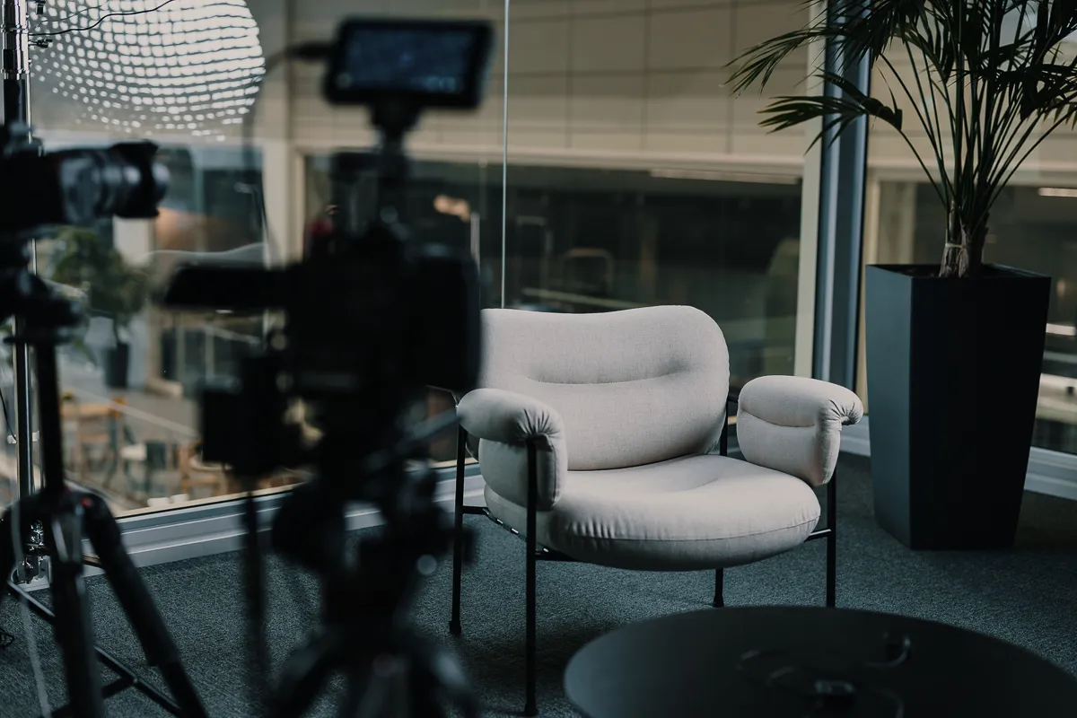 Haastatteluasetelma kameran ja tuolin kanssa videokuvauksessa