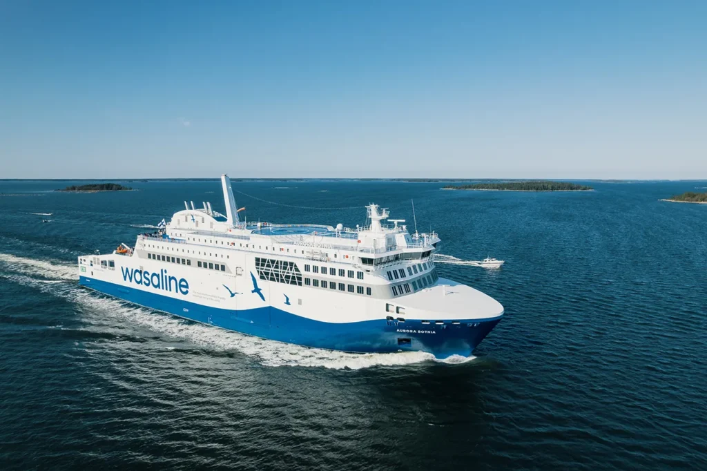 Drönarbild av Wasalines färja Aurora Botnia till havs