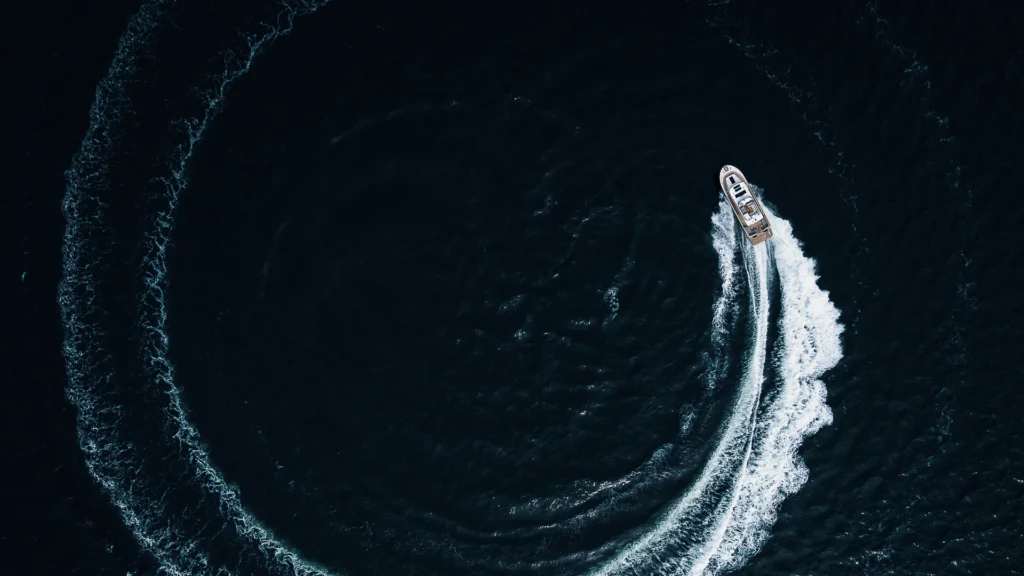 Drönarbild av båt utanför Vasa