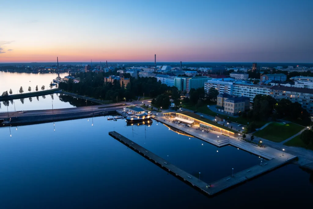 Drönarbild över Vasa centrum och inre hamnen i skymning