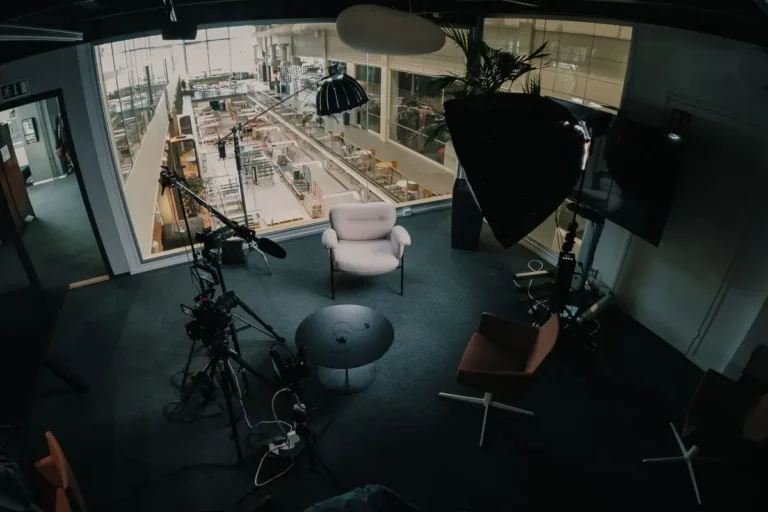 Studiomainen ympäristö valoilla ja kamerakalustolla videotuotantoa varten