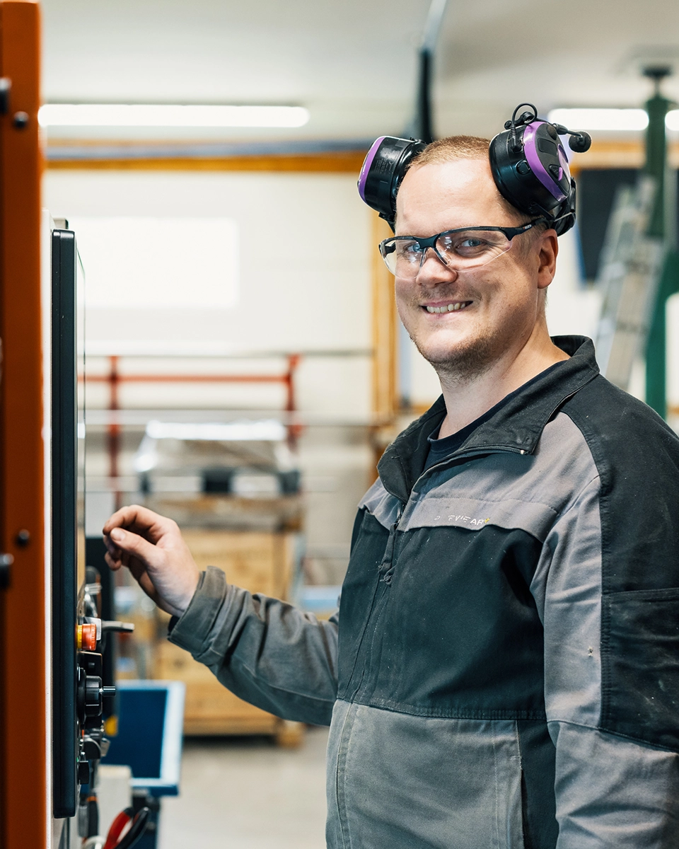 David Ahlskog vid en CNC-svarv i Chips Metals verkstad i Kvevlax.