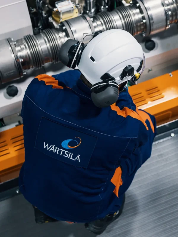 Industrimiljö med tekniker vid maskinutrustning